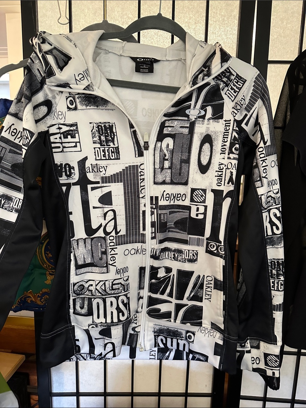 Vintage Oakley Black & White Logo Graphic Zip Hoodie must have!